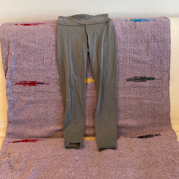 Under Armour ColdGear Authentics Legging. Size small. Charcoal Light Heather. - Picture 2 of 4